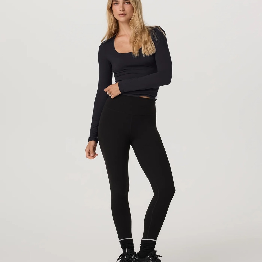 NWT Vuori Long Sleeve Halo Essential Scoop in Solid Black